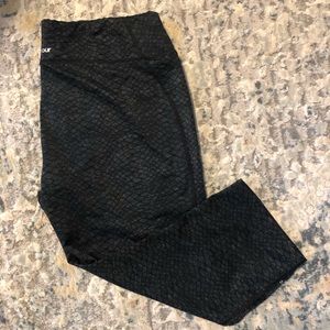 Under Armour Black snakeskin 3/4 length legging in sz large